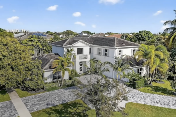 Aerial shot of expansive high end home in Boca Raton, Florida.