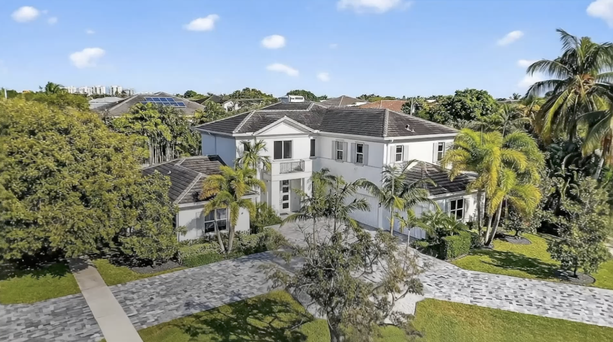 Aerial shot of expansive high end home in Boca Raton, Florida.
